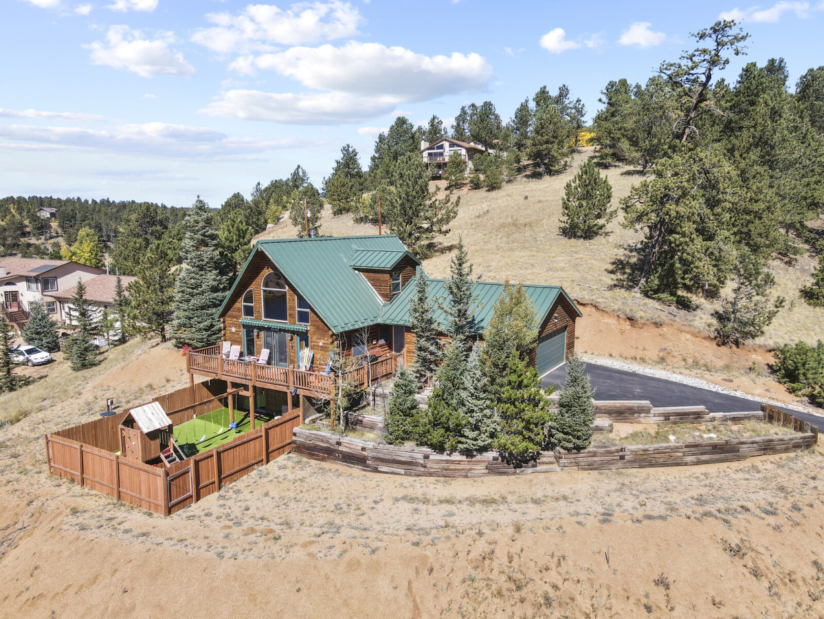 Lakefront rental with Pikes Peak Views in colorado
